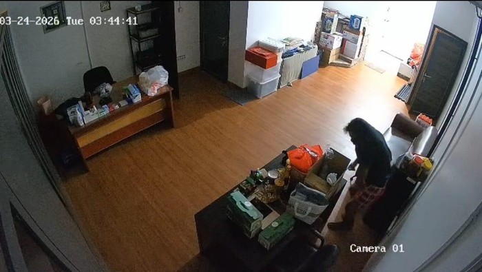 Tangkapan layar CCTV pencurian di sebuah gudang di Tangerang. (dok. Polres Metro Tangerang Kota)