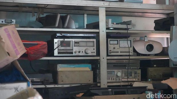 Tape, ampli, dan perangkat suara lainnya yang berada di kios Edi Tape, ampli, dan perangkat suara lainnya yang berada di kios Edi