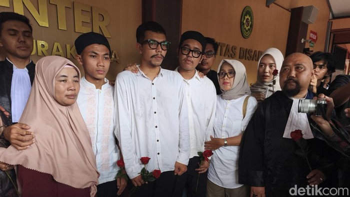 Ketiga terdakwa flyer demo rusuh 29 Agustus 2025 di Solo, di Pengadilan Negeri Solo, Senin (30/3/2026).