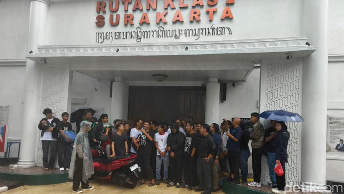 Tiga terdakwa demo rusuh di Solo saat keluar dari Rutan Klas I Solo, Senin (30/3/2026).