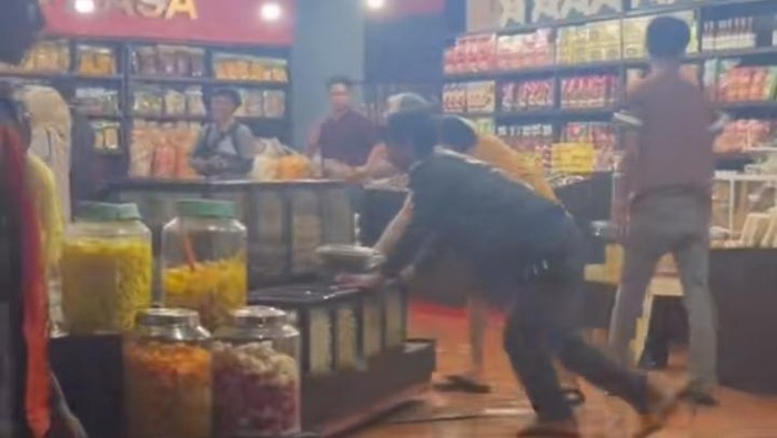 Toko Oleh-oleh Tembus ke Rumah Mewah di Bandung