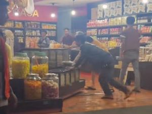 Viral Toko Oleh-oleh di Bandung Punya Pintu Rahasia, Ternyata Isinya...