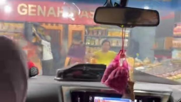 Toko Oleh-oleh Tembus ke Rumah Mewah di Bandung