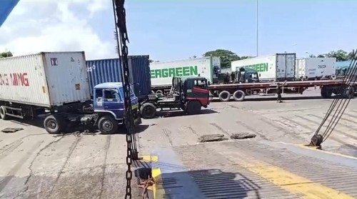 Truk sumbu tiga yang melakukan blokade di Dermaga LCM Pelabuhan Gilimanuk, Kabupaten Jembrana, Bali, Senin (30/3/2026). (Istimewa)