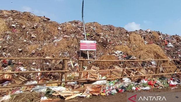 Tumpukan sampah di Pasar Induk Kramat Jati, Jakarta Timur,