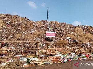 Selama 3 Hari, 20 Truk Dikerahkan Angkut Sampah Menggunung di Pasar Kramat Jati