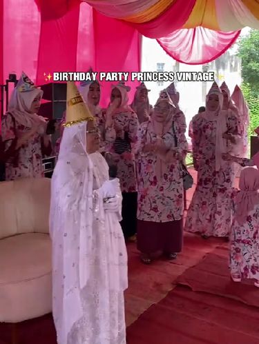 Viral nenek usia 86 tahun adakan pesta ulang tahun unik di TikTok. Aksi random sang nenek yang bergaya layaknya putri ini curi perhatian netizen.