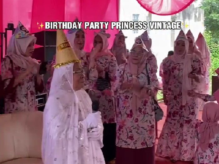 Viral nenek usia 86 tahun adakan pesta ulang tahun unik di TikTok. Aksi random sang nenek yang bergaya layaknya putri ini curi perhatian netizen.