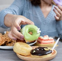 7 Cara Mengurangi Konsumsi Gula Saat Diet, Tetap Bisa Makan Manis
