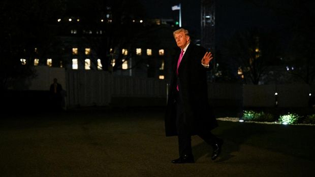 U.S. President Donald Trump gestures as he arrives on the South Lawn of the White House in Washington, D.C., U.S., March 29, 2026. REUTERS/Annabelle Gordon