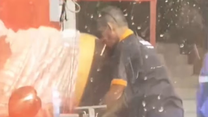 Viral pria diduga pegawai SPBU di Perintis Makassar merokok saat bekerja.