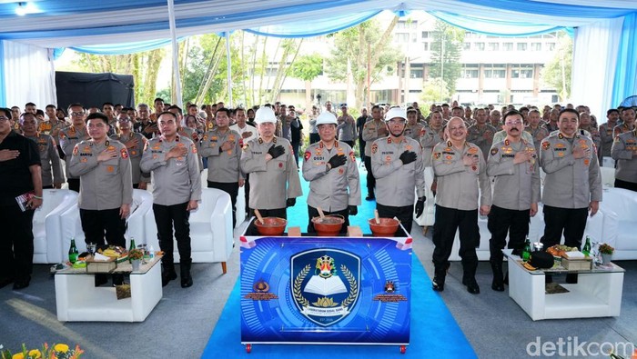 Wakapolri Komjen Dedi memimpin groundbreaking laboratorium sosial sains di Akpol Semarang. Menurutnya, penguatan pendidikan penting untuk reformasi Polri. (Audrey/detikcom)