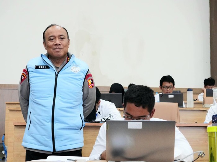 Wakapolri Komjen Dedi Prasetyo mengecek penyelenggaraan tes pusat calon murid baru SMA Kemala Taruna Bhayangkara di Akpol, Semarang, Jawa Tengah (Jateng)