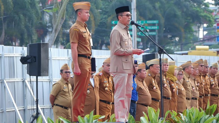 Wali Kota Palembang Ratu Dewa memimpin apel perdana usai libur panjang
