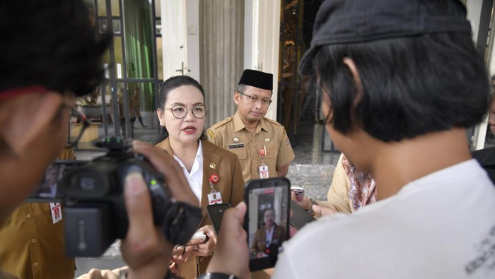 Wali Kota Semarang Agustina Wilujeng (di depan) bersama Kepala BKPP Kota Semarang Joko Hartono.
