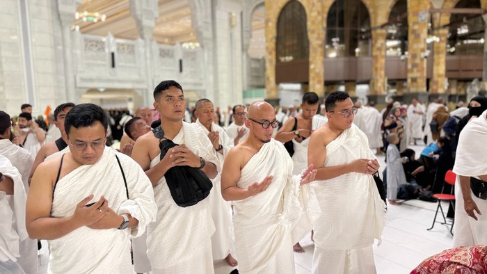 Wamenhaj berdoa di Tahan Suci