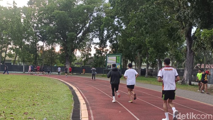 Warga Medan jogging di lapangan Jasdam Helvetia. (Nanda Marbun/detikSumut)