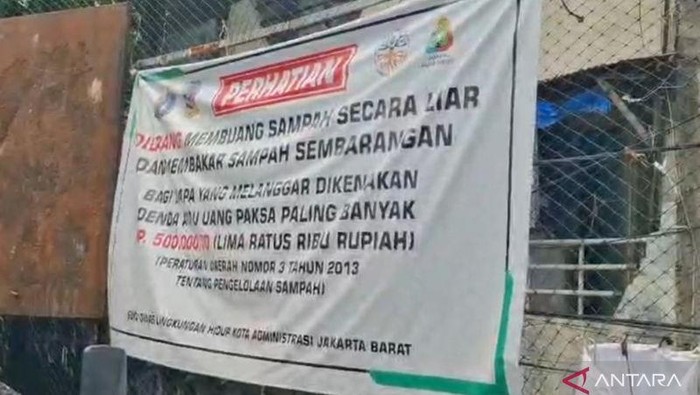 Warga memasang spanduk protes terhadap keberadaan tempat penampungan sementara (TPS) di Jalan Kali Kanal Banjir Barat, Kalianyar, Tambora, Jakarta Barat, Senin (30/3/2026).
