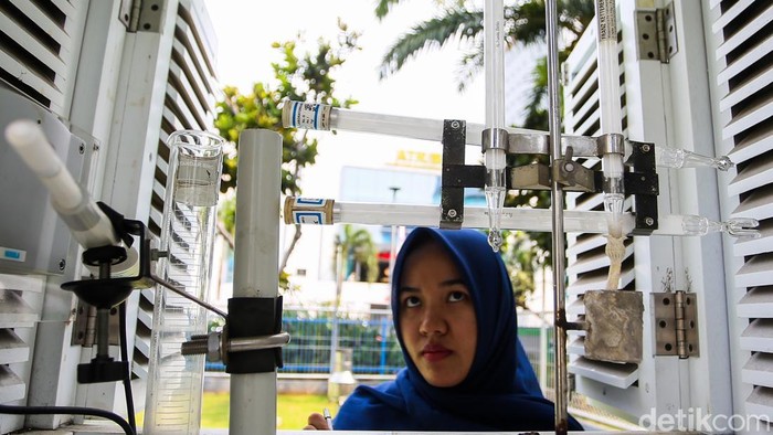 Petugas Badan Meteorologi, Klimatologi dan Geofisika (BMKG) saat memantau alat meteorologi di Stasiun Meteorologi kelas III - Kemayoran, Jakarta, Senin (30/3/2026). BMKG memprediksi musim kemarau 2026 datang lebih awal, dengan sebagian wilayah mulai mengalaminya sejak April.