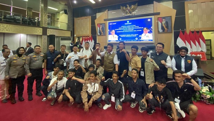 14 warga yang menjadi korban penipuan kerja di Kamboja tiba di Palembang