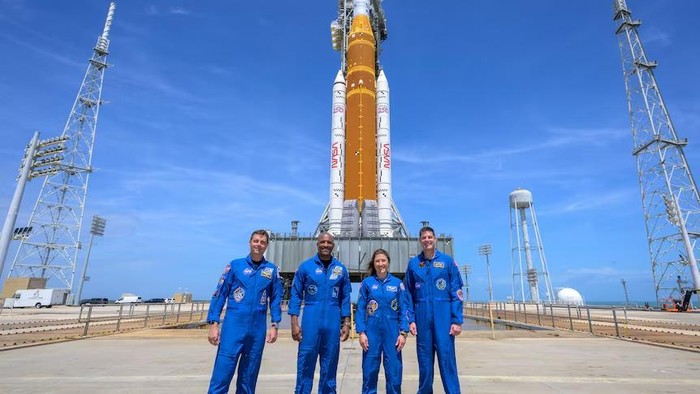 Komandan Artemis II Reid Wiseman dan para astronot Victor Glover, Christina Koch, dan Jeremy Hansen. (AP / NASA: Bill Ingalls)