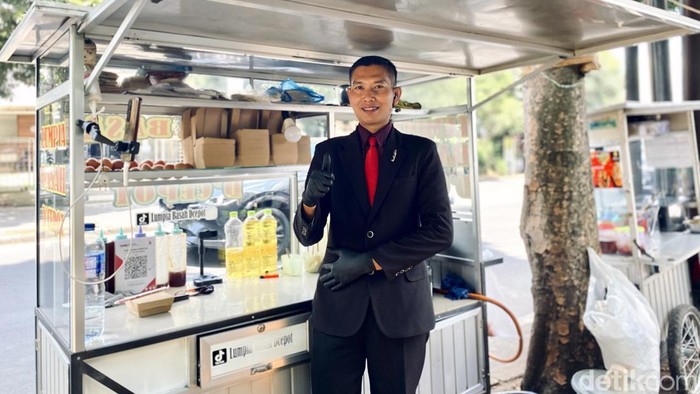 Agus penjual lumpia gaya paspampres di Bandung
