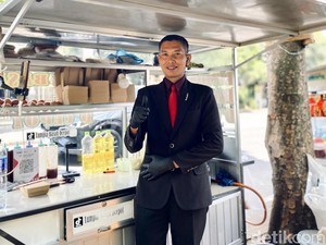 Aksi Nyentrik Agus Jualan Lumpia Sambil Bergaya Ala Paspampres