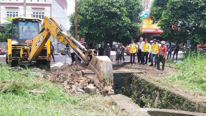 Alat berat melakukan pekerjaan pemasangan box culvert.
