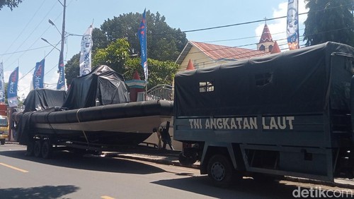 Alutsiswa TNI AU berada di samping Katedral Larantuka, Senin (30/3/2026). (Yurgo Purab)