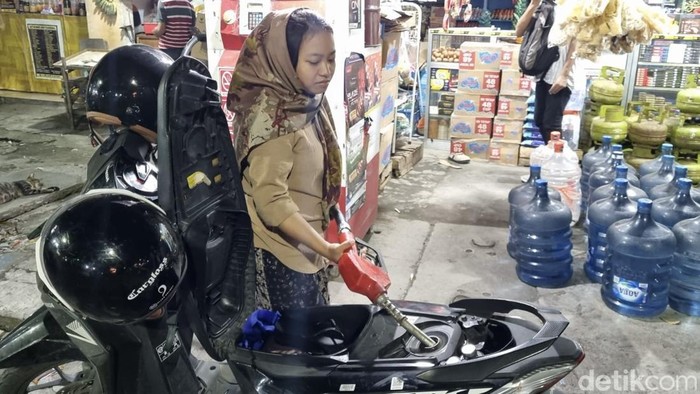 Warung Madura yang menyediakan pom mini jadi alternatif warga Surabaya di tengah antrean BBM di mana-mana