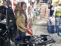 Antrean di SPBU Mengular, Warga Surabaya Kini Beralih ke Warung Madura