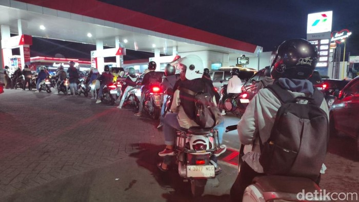 Antrean BBM di SPBU Sidoarjo imbas isu kenaikan harga
