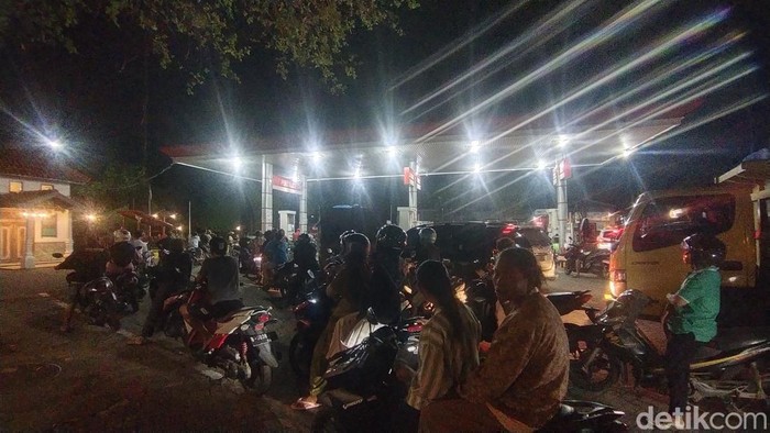 Antrean di SPBU Candi, Nganjuk