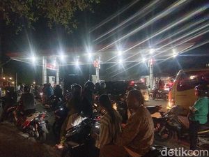 SPBU Candi Nganjuk Diserbu Pembeli Pertalite hingga Antrean Mengular