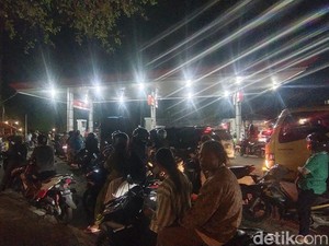 SPBU Candi Nganjuk Diserbu Pembeli Pertalite hingga Antrean Mengular
