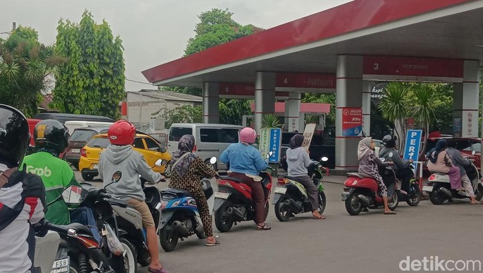 Antrean di SPBU Pertamina