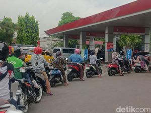 SPBU Pertamina Diserbu Jelang 1 April, Antrean BBM Mengular Sejak Pagi!