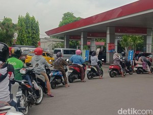 SPBU Pertamina Diserbu Jelang 1 April, Antrean BBM Mengular Sejak Pagi!