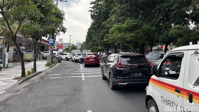 Antrean di SPBU Surabaya