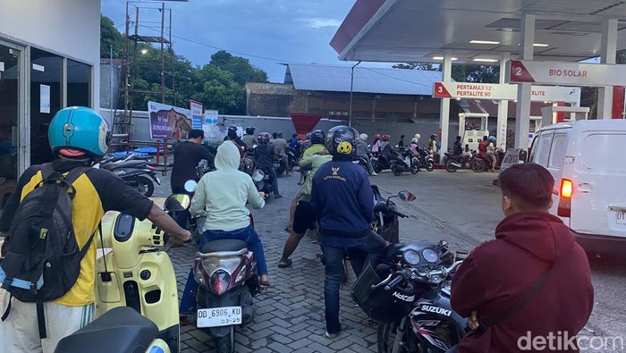 Antrean kendaraan di SPBU Parepare.