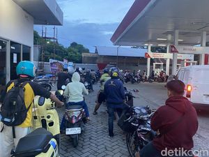 Antrean di SPBU Parepare Mengular ke Jalanan gegara BBM Langka
