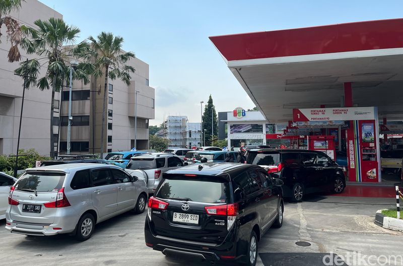 Antrean Kendaraan di SPBU Sampai Bikin Macet