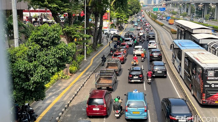Antrean Kendaraan di SPBU Sampai Bikin Macet