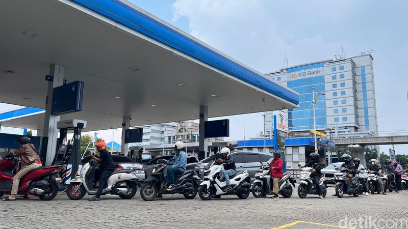 Antrean Kendaraan di SPBU Swasta Sebelum Kenaikan Harga BBM Antrean Kendaraan di SPBU Swasta Sebelum Kenaikan Harga BBM