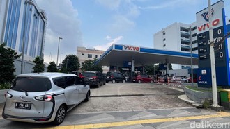 SPBU Swasta Diserbu Sebelum Harga BBM Naik, Antrean Sampai ke Luar
