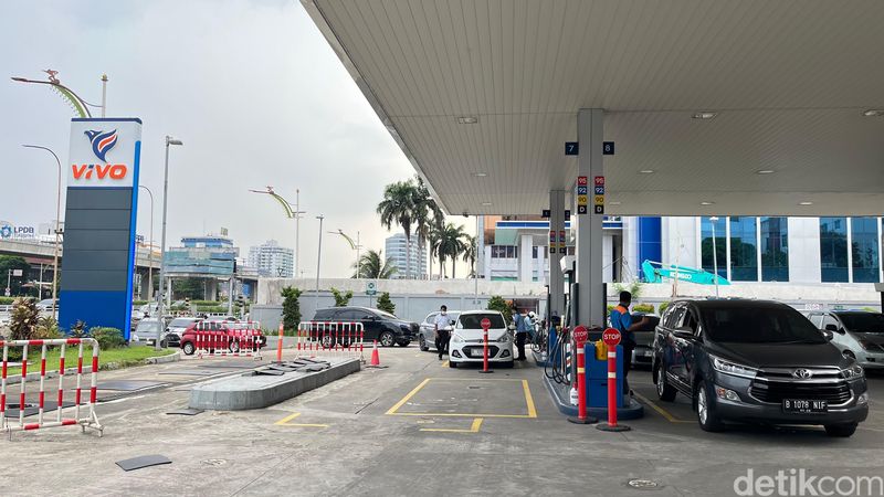 Antrean Kendaraan di SPBU Swasta Sebelum Kenaikan Harga BBM Antrean Kendaraan di SPBU Swasta Sebelum Kenaikan Harga BBM
