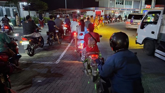 Antrean kendaraan isi BMM di SPBU Bojonegoro