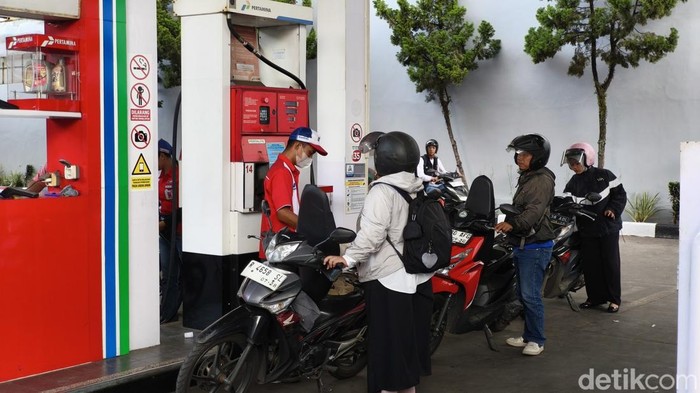 Antrean kendaraan terutama di jalur pengisian BBM nonsubsidi di Kota Bandung, Selasa (31/3/2026) di tengah isu kenaikan harga BBM.