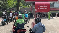 Khawatir BBM Naik, Ojol Serbu SPBU!