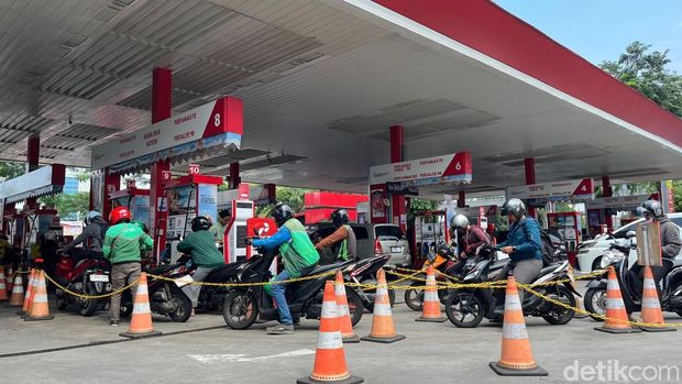 Antrean ojol di SPBU Jakarta Selatan.